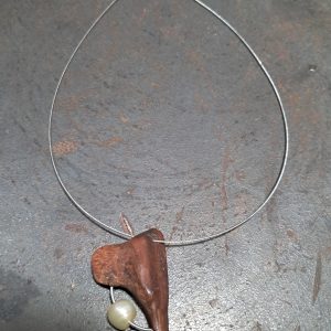 Colar com pingente em madeira, pérola natural e prata.